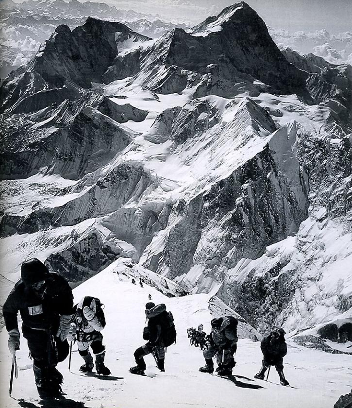
Anatoli Boukreev, Mike Groom, Jon Krakauer, Andy Harris, and a long line of climbers on the Everest upper Southeast Ridge, with Makalu behind, on May 10, 1996 - Into Thin Air Illustrated Edition (Jon Krakauer) book
